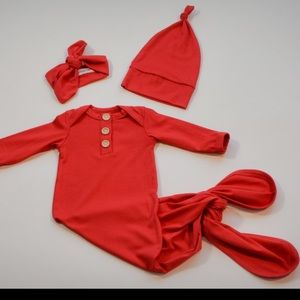 Unisex newborn gown with bow and hat